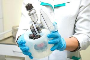 Atemmaske mit Beatmungsgerät zur Beatmung eines Patienten mit Lungenentzündung im Operationssaal eines Krankenhauses foto