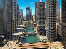 Chicago River an einem sonnigen Sommertag foto