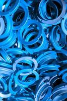 Ein abstrakter Hintergrund aus klassischen, blau beschichteten Metallringteilen foto
