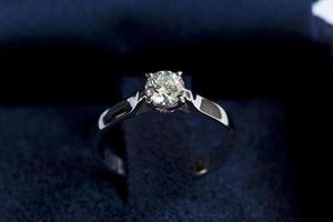 kostbarer Ring mit Diamant
