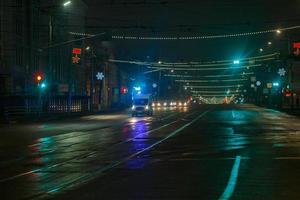 tula, russland 31. dezember 2020 krankenwagen, der sich auf einer leeren nachtstraße in der stadt in richtung kamera bewegt foto