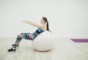 fitte Frau mit Ball foto