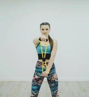 Fitness-Mädchen mit Expander. foto