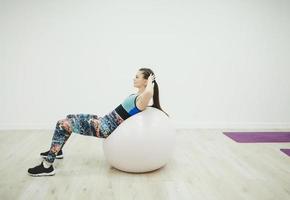 frau, die übung auf ball tut foto