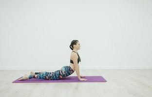 Frau, die Yoga im Fitnessstudio praktiziert. foto