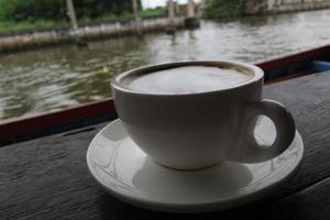 Tasse heißen Kaffee am Morgen foto