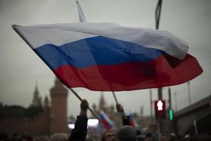 Moskau, Russland. 30.09.2022 Flagge Russlands bei Regierungskundgebung. Kundgebung zur Unterstützung der Behörden in der Russischen Föderation. foto