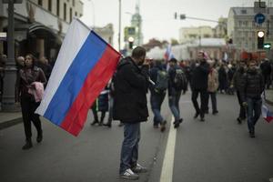 Moskau, Russland. 09 30 2022 Typ mit russischer Flagge auf der Straße von Moskau. Flagge der Russischen Föderation. foto