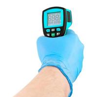 Hand in blauem medizinischem Latexhandschuh mit dem Ziel, mit blauem kontaktlosem Infrarot-Thermometer isoliert auf weißem Hintergrund, Mockup-Anzeigezustand mit allen an foto