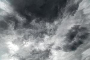 graue hereinkommende sturmwolken dunkle nahaufnahmekulisse foto