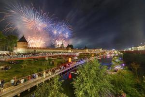 sommernachtfeuerwerk über dem kreml am ende des tages der stadt in tula, russland foto