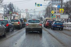 tula, russland 21. februar 2021 autos hielten an kreuzungsampeln am wintertag auf der hauptstraße an. foto