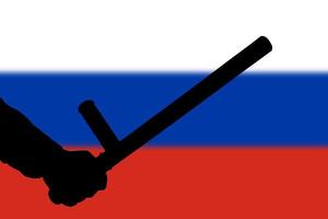 Hand mit Polizei-Tonfa-Gummistock-Silhouette und verschwommener russischer Flagge im Hintergrund foto