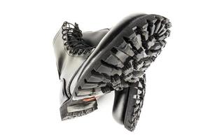 Ultra-Weitwinkel-Nahaufnahme der neuen Stiefel Mini-Stollen schwarze Gummilaufsohle mit 120 plus Ölbeständigkeitsgrad, isoliert auf Weiß foto