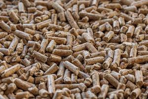 Pellets aus Holzsägemehl. Einstreu für Haustiere und Biokraftstoff, Vollbildhintergrund. foto