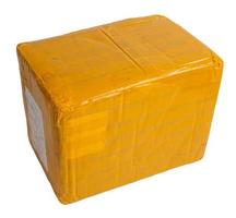 Karton Paketkasten ganz mit gelbem Klebeband umwickelt isoliert auf weißem Hintergrund foto