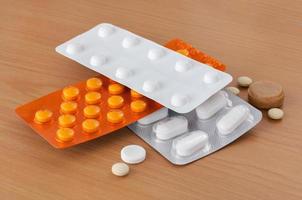 Drei Blisterpackungen Tabletten auf dem Tisch
