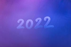 Nummer 2022 handschriftlich auf nasser Nachtfensterglasoberfläche foto
