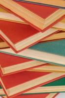 abstrakte Bücher Hintergrund - alte rote und gedämpfte grüne in einem vertikalen Stapel foto