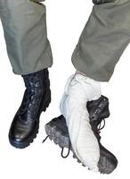 das Tragen von Fußtüchern mit militärischen hohen Burts-Stiefeln foto