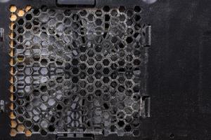 staubbedecktes Stromversorgungsgitter aus schwarzem Desktop-PC-Gehäuse foto