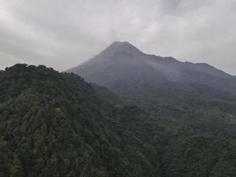 luftaufnahme des merapi-berges in indonesien mit tropischem wald um ihn herum foto