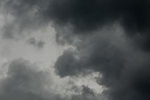 graue hereinkommende sturmwolken dunkle nahaufnahmekulisse foto