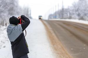 fotograf schießt auf der straße bei winterlichem tageslicht mit selektivem fokus foto