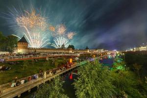 sommernachtfeuerwerk über dem kreml am ende des tages der stadt in tula, russland foto