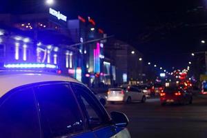 Polizeiautolichter in der Nachtstadt mit selektivem Fokus und Bokeh foto