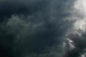 graue hereinkommende sturmwolken dunkle nahaufnahmekulisse foto