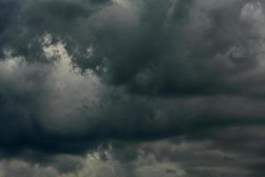 graue hereinkommende sturmwolken dunkle nahaufnahmekulisse foto