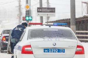 tula, russland 13. februar 2020 russisches polizeiauto bei winterlichem schneefall bei tageslicht, abkürzung dps bedeutet straßenpatrouillendienst foto