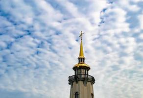 christliches Kirchenkreuz im hohen Kirchturm zum Gebet foto