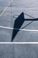 Basketballkorb-Silhouette auf dem Platz, Sportgeräte foto