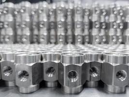 Industrielle Produktionsteile aus glänzendem Stahl - Nahaufnahme mit selektivem Fokus foto