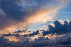 Cumulus-Wolken am Abendhimmel mit Hintergrundbeleuchtung mit Sonnenuntergang foto