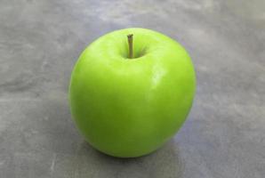gesunde Frucht grüner Apfel auf Steintisch hautnah. foto