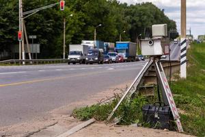 Mobiles Blitzergerät auf Stativ, das tagsüber im Sommer auf der Straße arbeitet foto