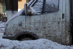 kleiner schmutziger Sattelschlepper eingefroren in der Schneewehe foto