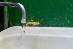 Nahaufnahme des alten befleckten Wasserhahns mit selektivem Fokus und Hintergrundunschärfe foto