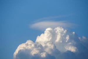 Cumulus-Wolke auf blauem Himmelshintergrund - Nahaufnahme foto