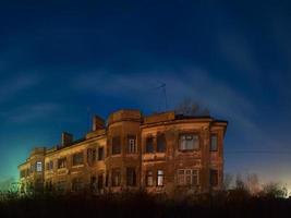 altes haus in der nacht foto