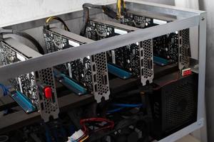 inländische GPU-Krypto-Mining-Rig unter Staub foto