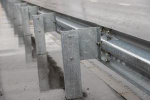 Unterschraubte Muttern und Schrauben im Straßengeländer der Autobahn foto