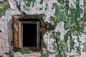 alte Mauer mit kleinem Fenster foto