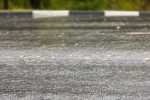 Asphaltstraße bei Regen oder Nieselregen mit kurzer Verschlusszeit foto