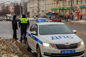 tula, russland 23. januar 2021 russische straßenpolizisten stehen in der nähe eines streifenwagens auf der winterstraße - nahaufnahme mit selektivem fokus auf dachlampe. foto