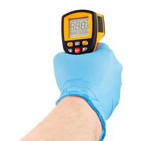 Hand in blauem medizinischem Latexhandschuh mit gelbem kontaktlosem Infrarot-Thermometer isoliert auf weißem Hintergrund, Mockup-Display-Zustand mit allen an foto