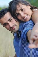glückliches junges Paar hat romantische Zeit im Freien foto